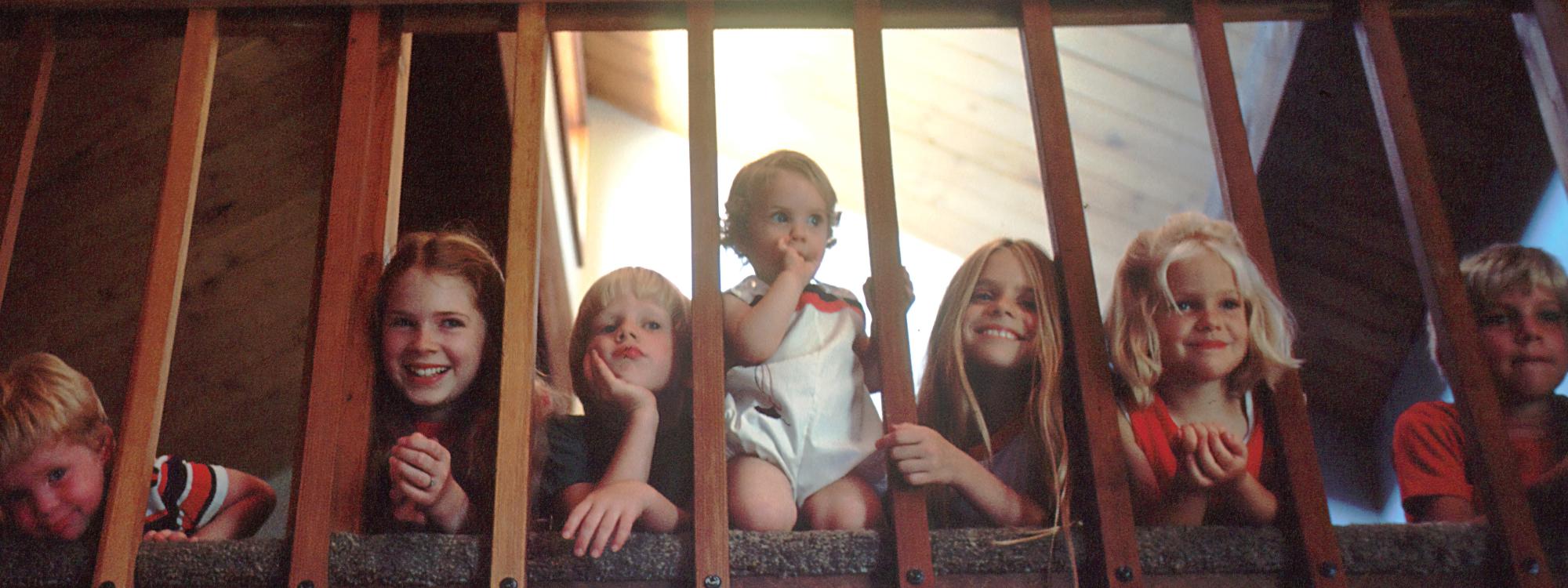 Kindergruppe schaut am Treppengeländer runter