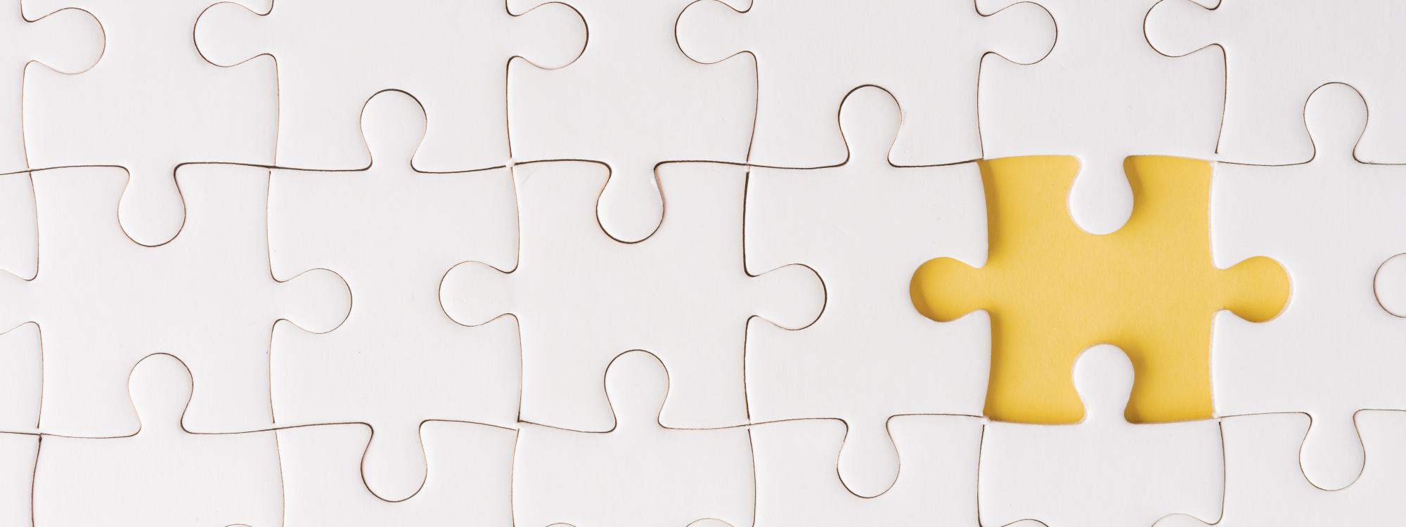 Puzzel mit fehlendem gelben Puzzleteil