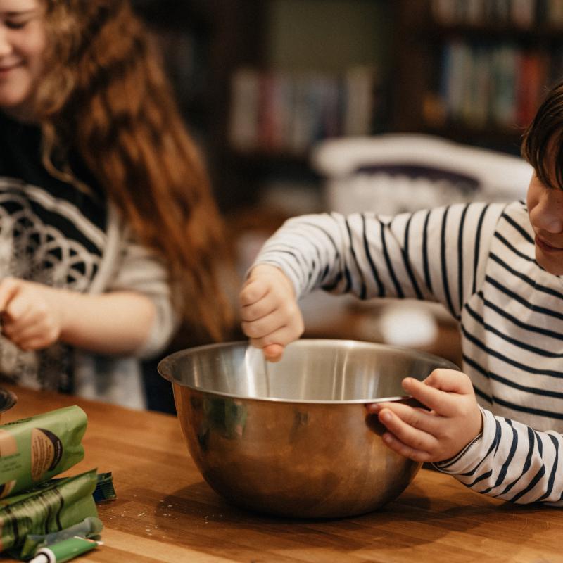 Kinder rühren in Schüsseln in der Küche